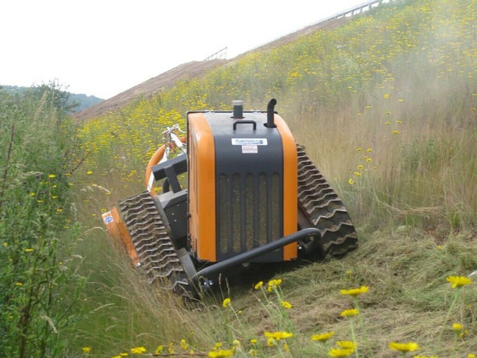 Landschaftspflege Forstmulcher Mähraupe Neuanlage Rasen Fräse in Woldegk