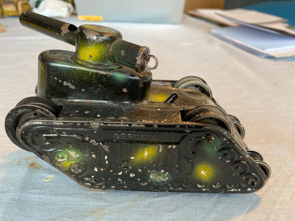 Altes Blechspielzeug Panzer in Nürtingen