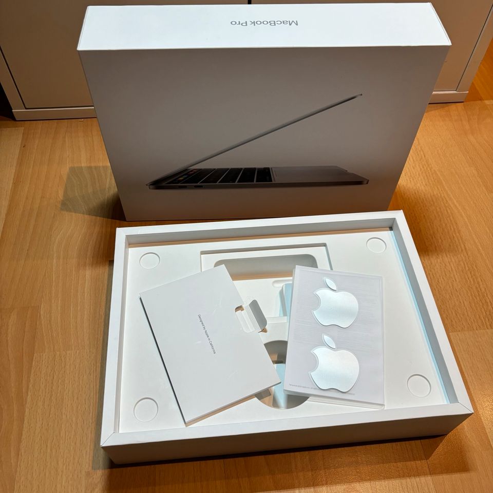 Verpackung: MacBook Pro 13 Zoll mit Sticker in München