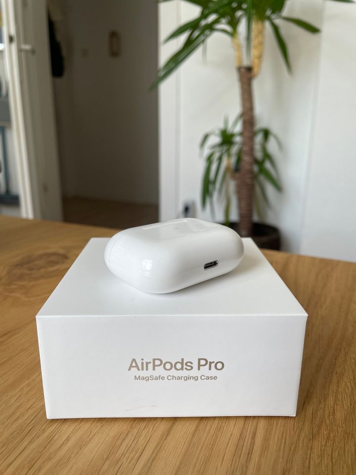 Apple AirPods Pro (2021) mit MagSafe Ladecase in Bielefeld