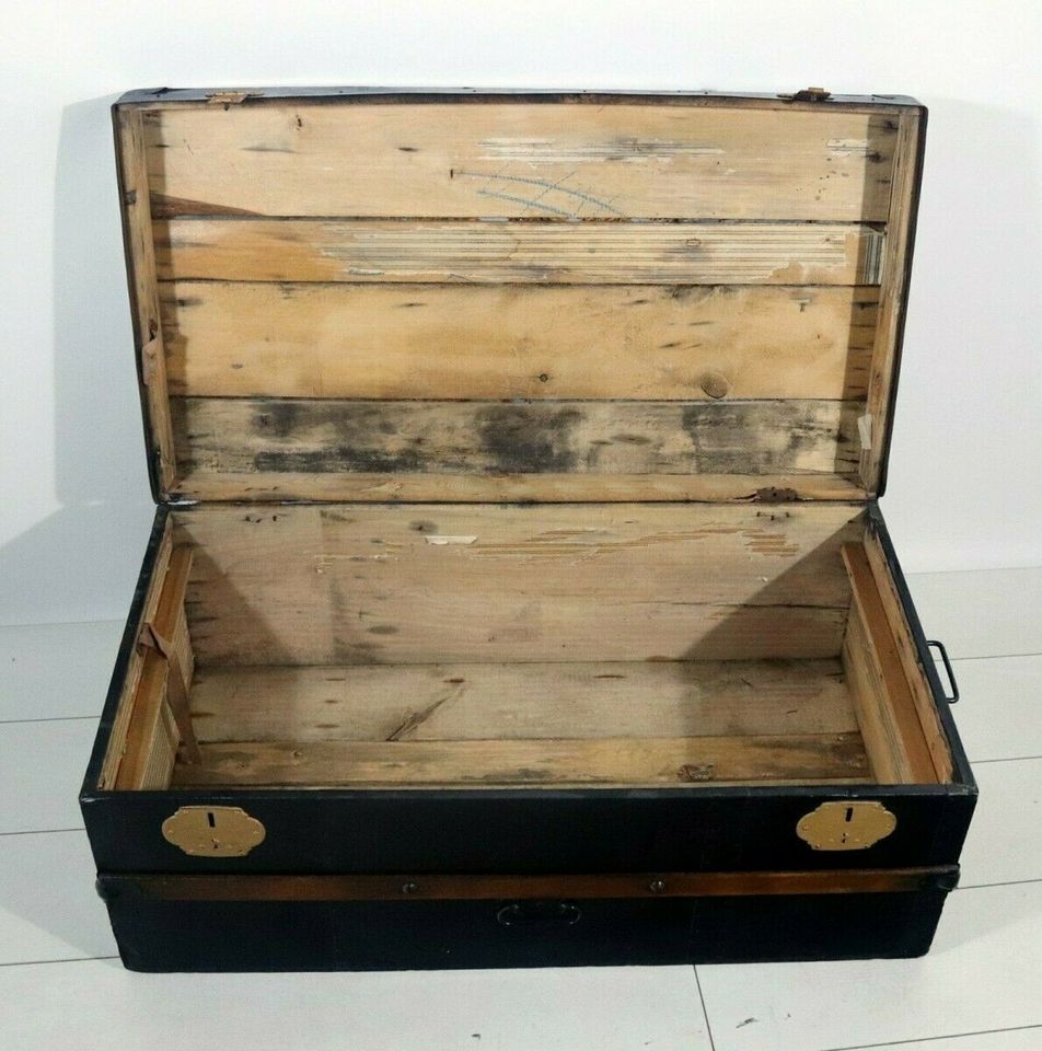 Alte große Holztruhe Kiste mit Schutzleisten schwarz in Würselen