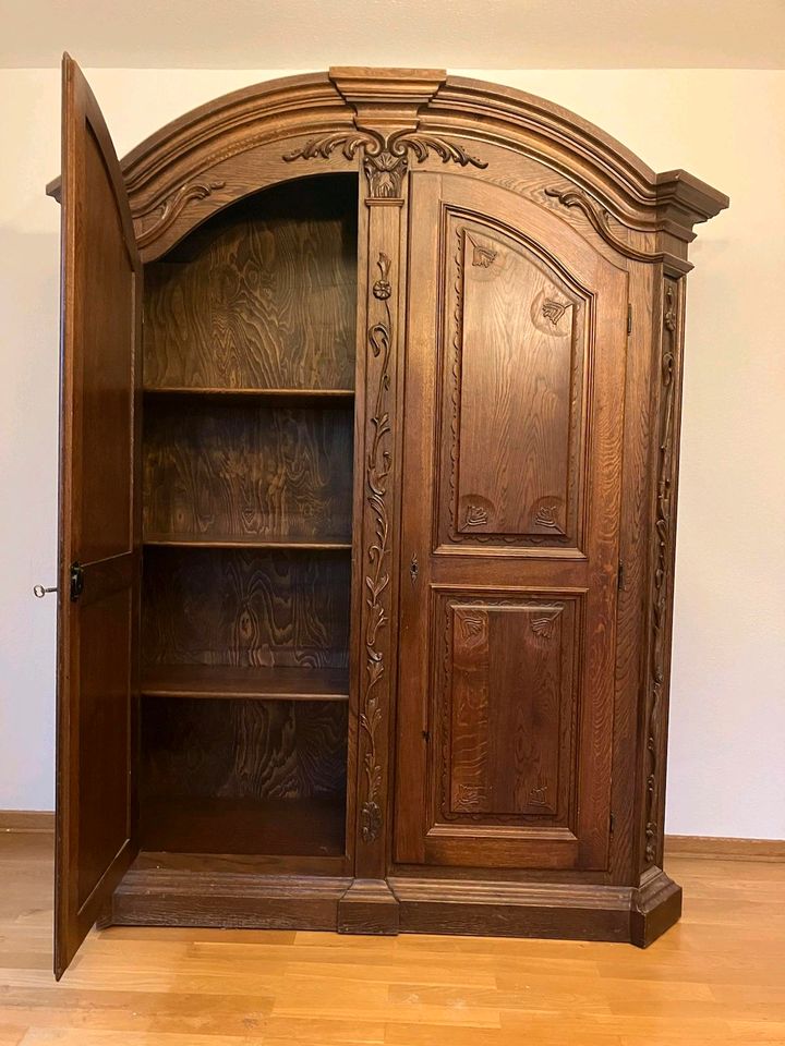 Wunderschöner Schrank, original erhalten, sehr gut gepflegt in Schrecksbach