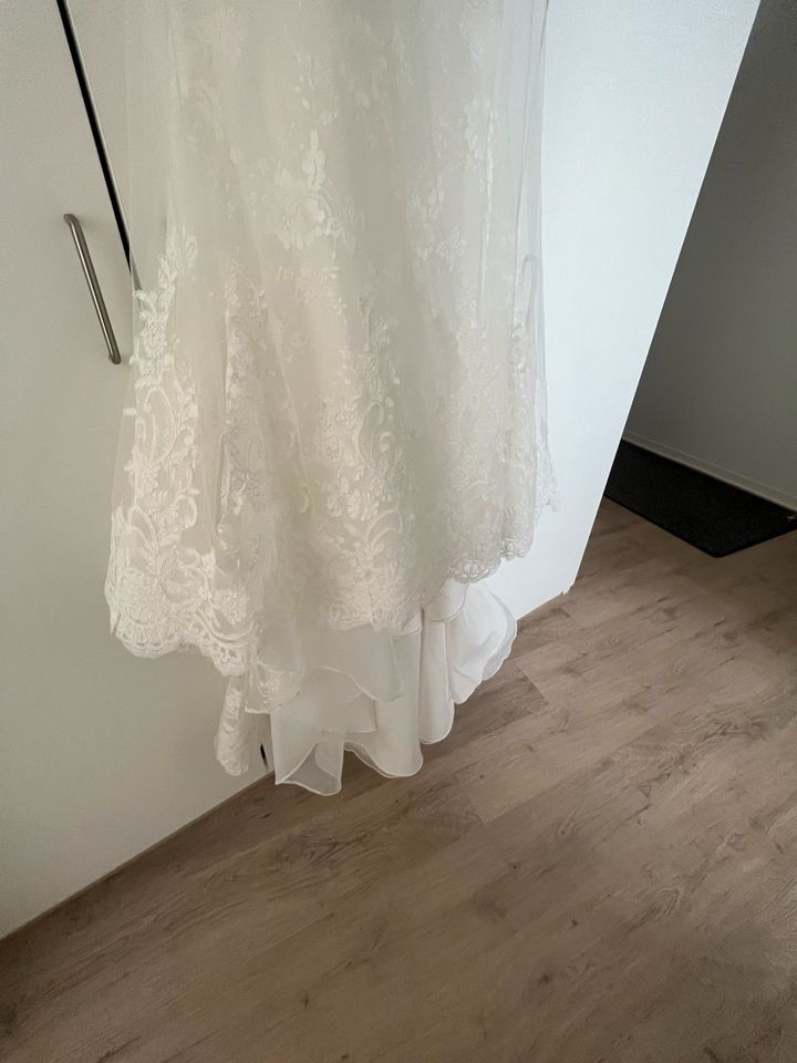 Brautkleid Cecile Meerjungfrau Spitze ivory Größe 38 / M in Köln