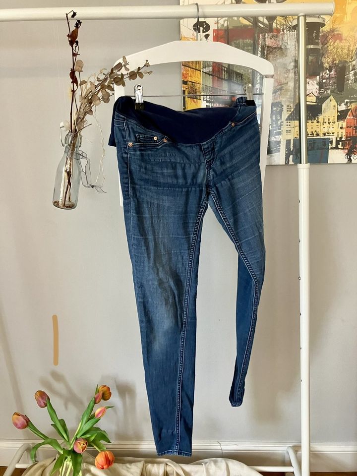 Umstandskleidung:7 lange Jeans und 1 Stoffhose Gr.M/36-40 in Marburg