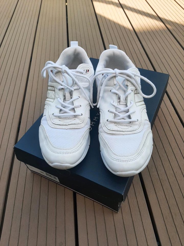 Tommy Hilfiger Sneaker weiß Gr. 39 in Hilden