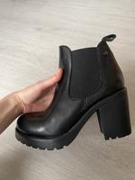 Zeitlose S. Oliver Leder Absatzschuhe schwarz Niedersachsen - Schwülper Vorschau
