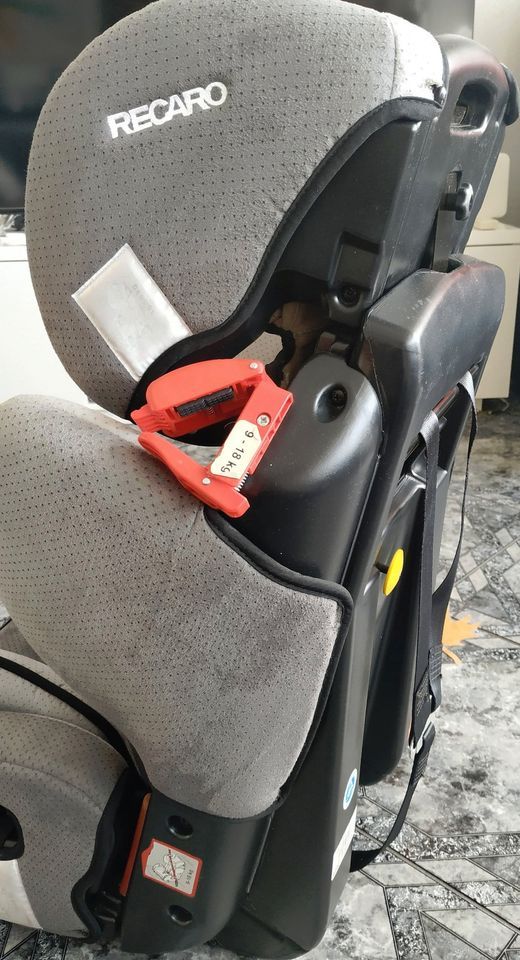 Sehr gut erhaltene Autokindersitz Recaro Young Sport Grau in Neuss