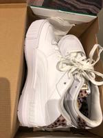 Schuhe von Puma Whilte-Cheetah in 38 1/2 mit Leodetails Nordrhein-Westfalen - Bottrop Vorschau