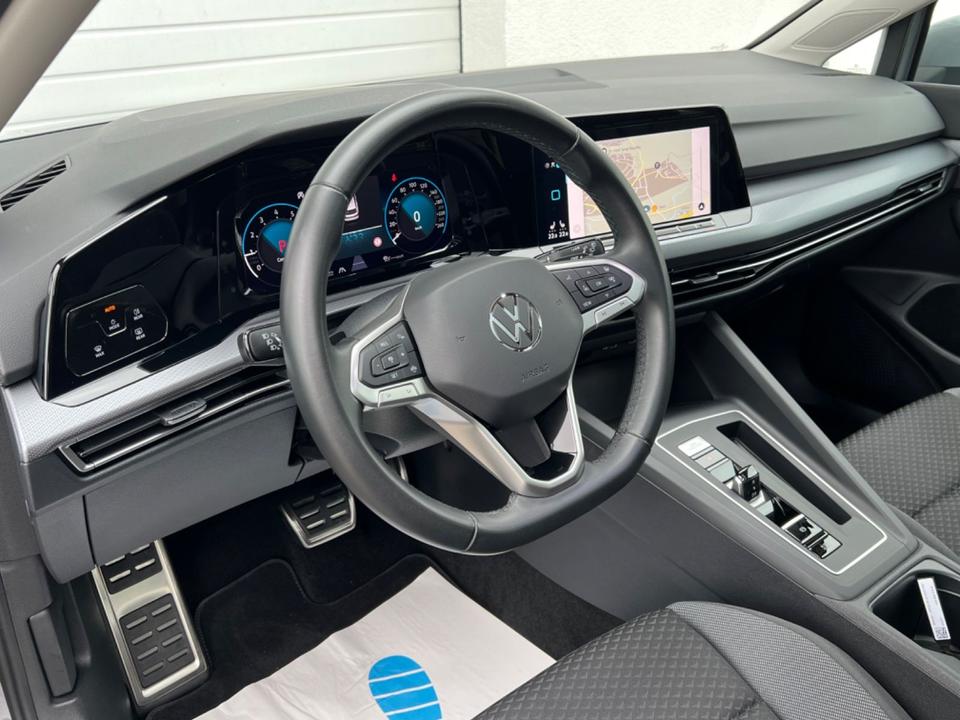 Volkswagen Golf VIII 1.5 eTSI/LED/AHK/Pano/Standh/ACC/R-Kam in Hünfeld