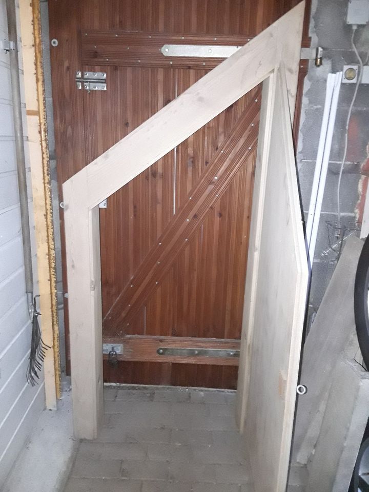 Tür unter der Treppe -  Zarge mit Tür - Dachschräge Schrank Tür in Dautphetal