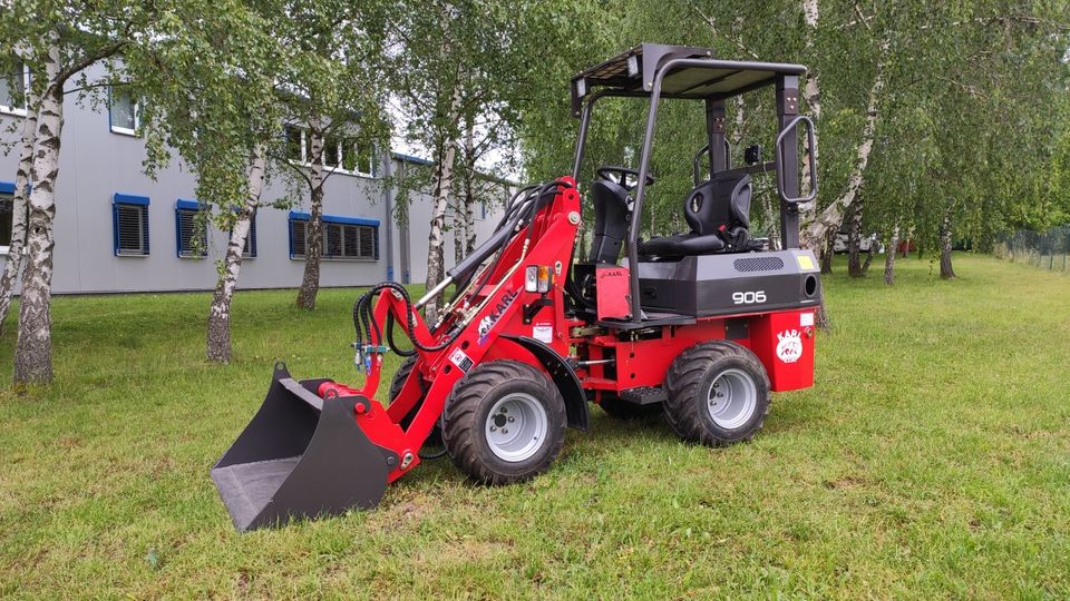 Radlader, günstiges VORFÜHRGERÄT in ROT mit wenigen Stunden, Hoflader, Kompaktlader KARL 807 / 906, SOFORT VERFÜGBAR, inkl. Schaufel, Lieferung möglich in Oberthulba