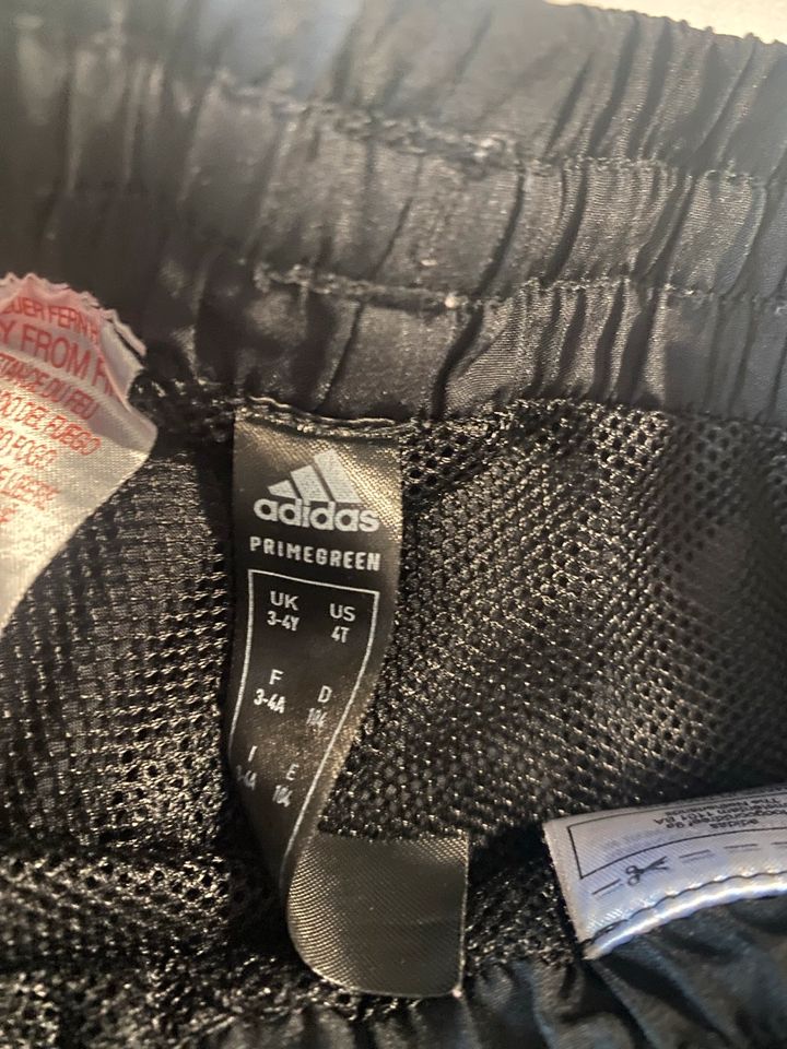 Adidas Hose kurz 3-4 Jahre in Quierschied