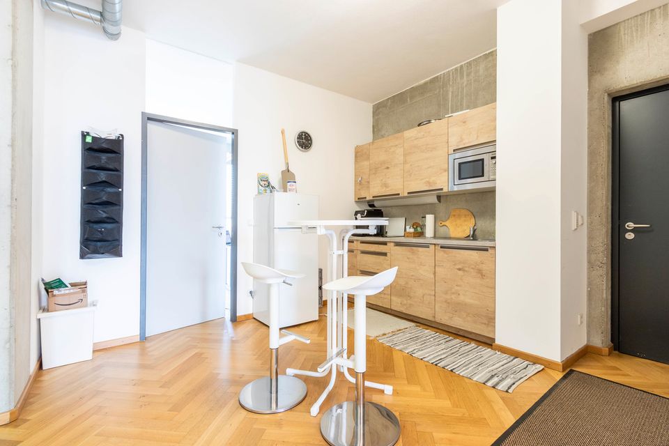 Modernes Büro mit Einbauküche und Balkon in Ingolstadt