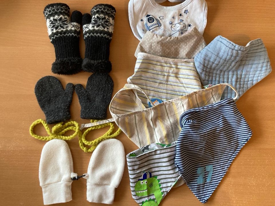 3 x Baby-und Kleinkind-Handschuhe und 7 kleine Tücher in Cloppenburg