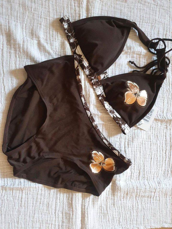 Triangel Bikini mit Höschen in Leverkusen