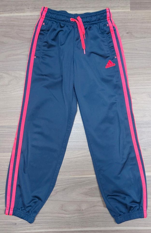 Adidas Sporthose + 2 Shirts Gr. 140 in Markt Schwaben