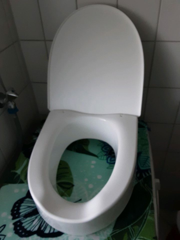 Toilettensitz Erhöhung, kaum benutzt, gereinigt und desinfiziert in Bremen