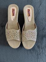 Absatzschuhe mit Blümchen neu nur 1x kurz getragen Wuppertal - Heckinghausen Vorschau