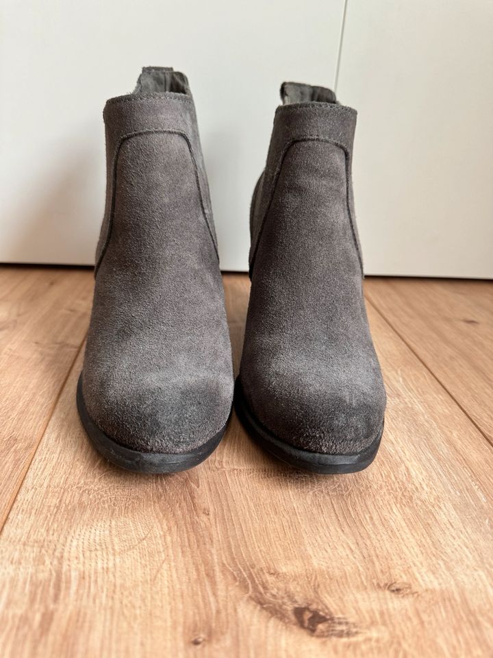 UGG Stiefeletten grau gefüttert Absatz 38 in Hadamar