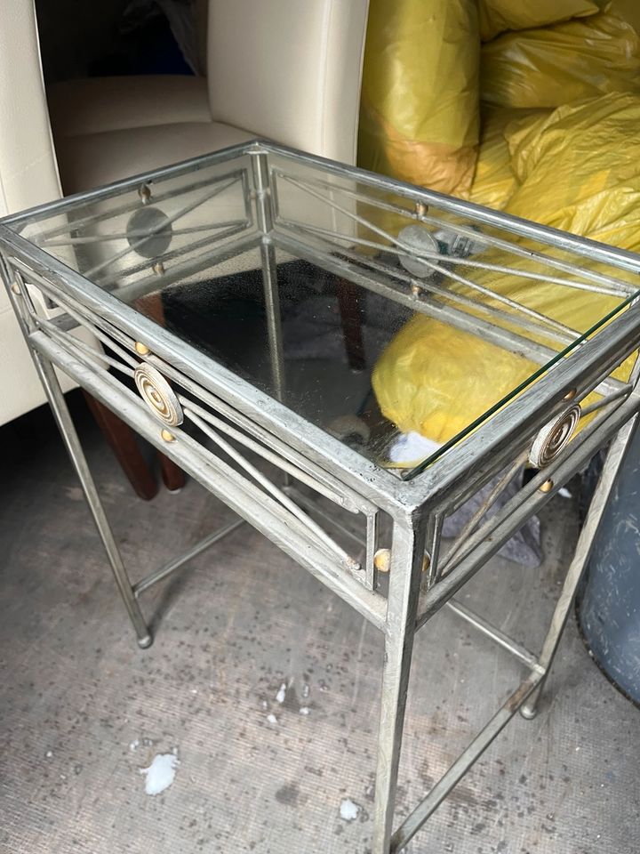 Tischchen Beisteller in Metall mit Glasplatte guter Zustand in Kiel