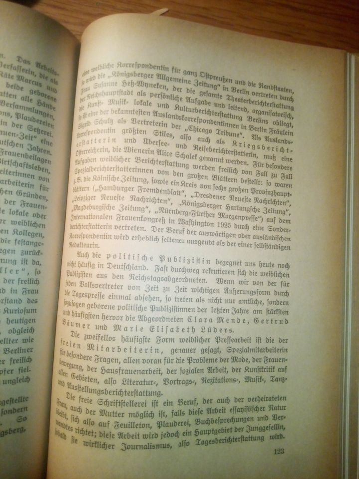 Hrsg Emmy Wolff: Frauengenerationen in Bildern EA 1928 in Hamburg