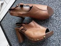 Peeptoe Sandalen mit Holzsohle Gr 39 Hessen - Maintal Vorschau