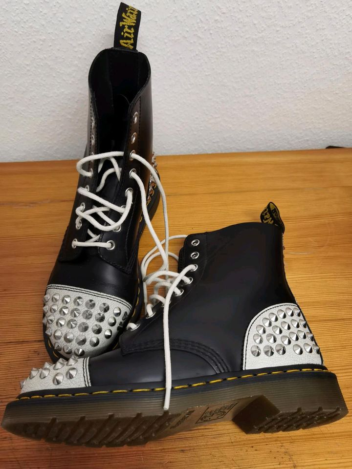 Dr. Martens Boots mit Nieten Gr. 40 in Hamburg