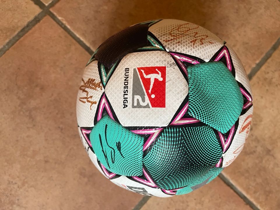 Spielball mit Unterschriften nach dem Spiel (FCSP : Kiel) in Hamburg