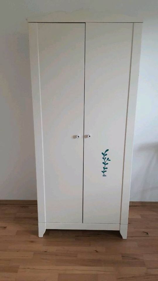 Kleiner Ikea Kinderkleiderschrank weiß in Uslar
