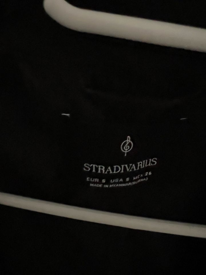 Stradivarius Mantel in schwarz in Würselen