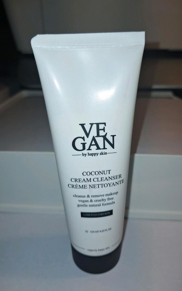 Vegan by Happy Skin Vegan Coconut Cream Cleanser 125ml in Regensburg