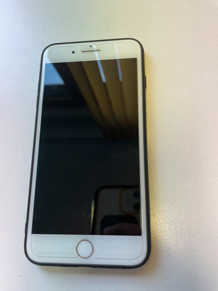 iPhone 8 Plus 64GB voll funktionstüchtig gesprungene Rückseite in Wolmirsleben