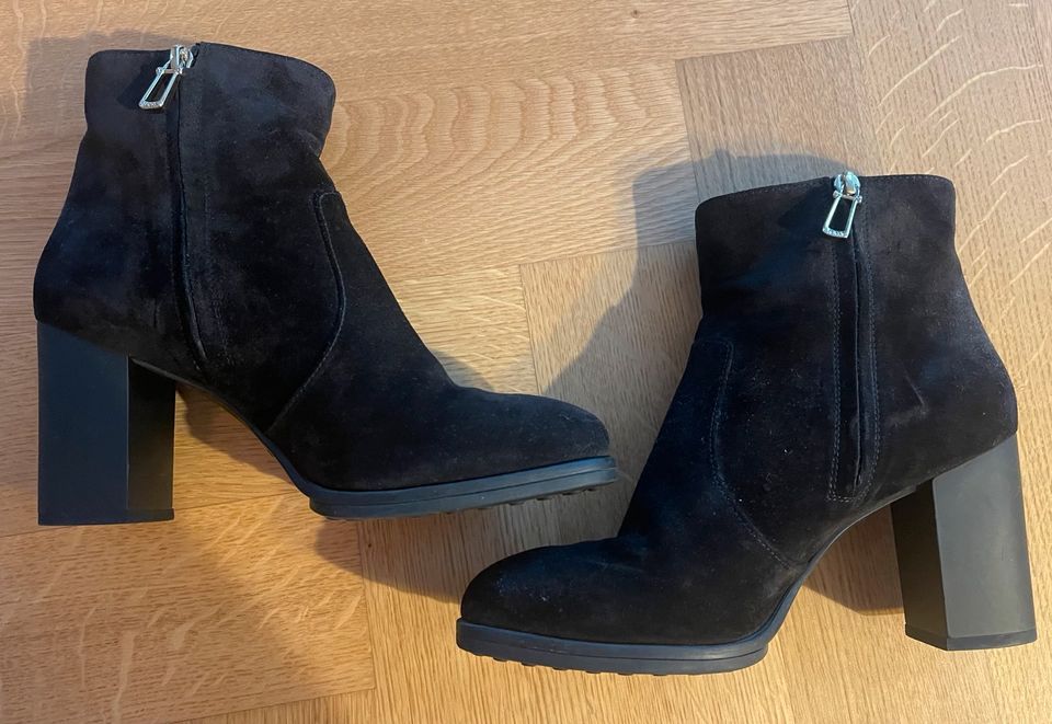 Tods Stiefelette aus Veloursleder in Düsseldorf