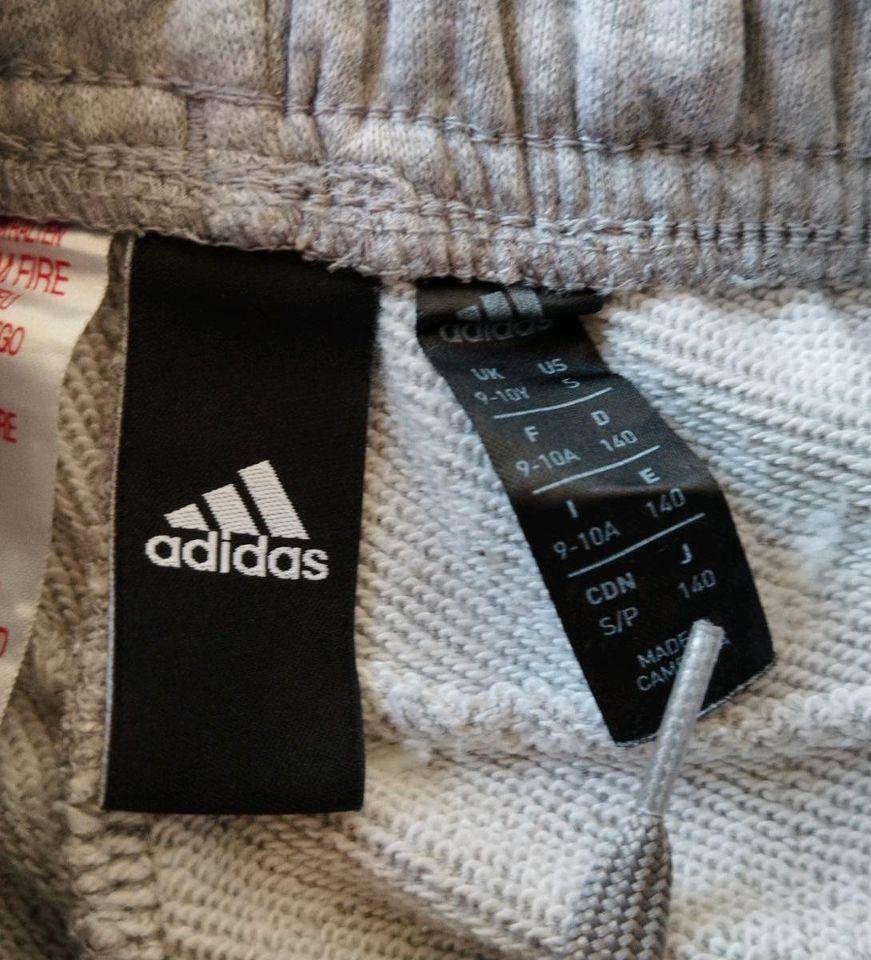 Adidas Trainingshose Jogging Sport Hose grau Größe 140 Neuwertig in Grettstadt