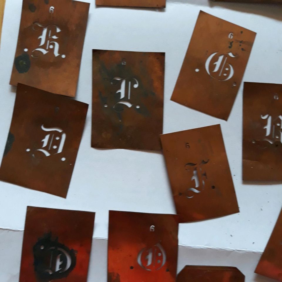 Monogramme sticken, Kupferplättchen als Vorlage in Albstadt