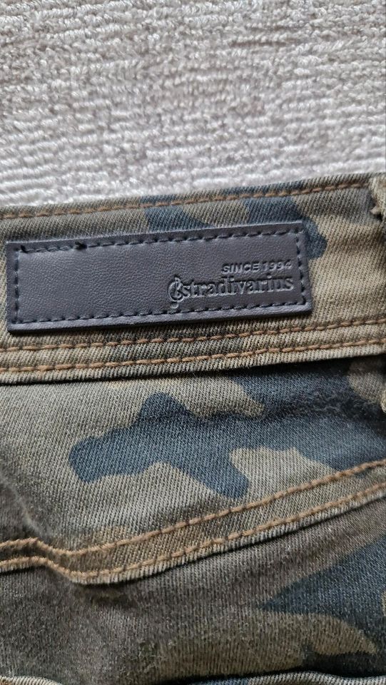 Stradivarius Jeans Camouflage, NEU und ungetragen, Größe 34/ 36 in Eching (Kr Freising)