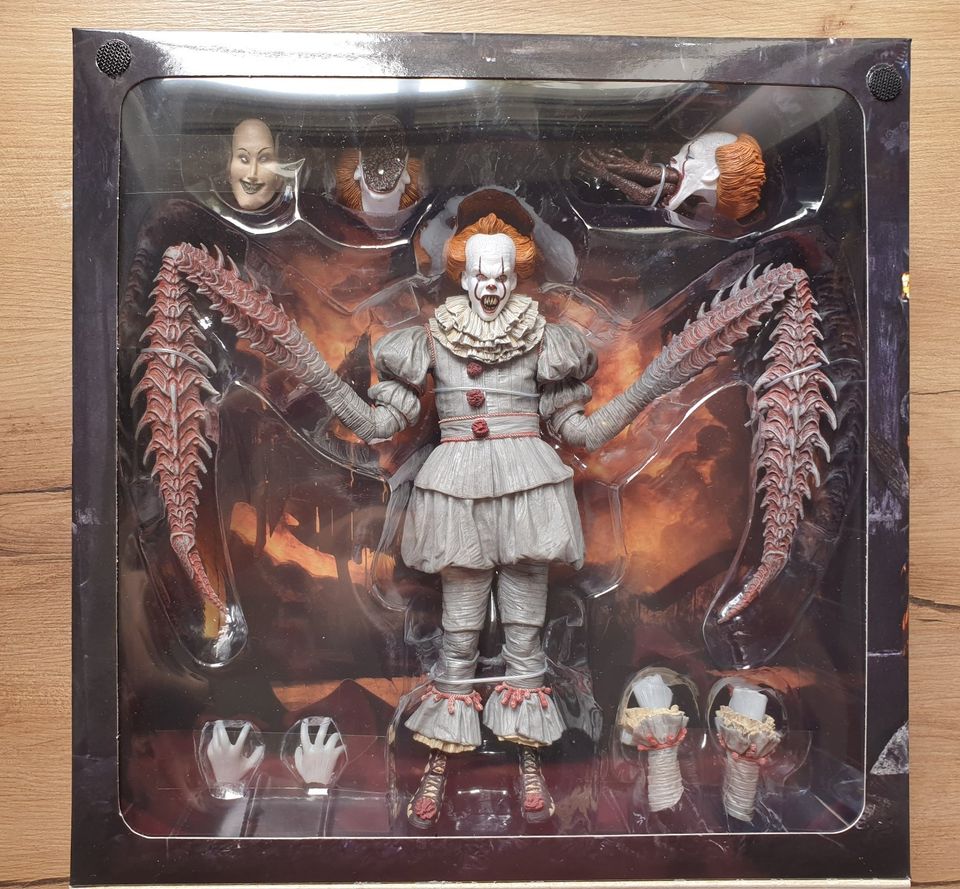 Stephen Kings IT - Pennywise Ultimate Actionfigur von NECA in Rohrbach