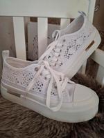 Sneaker aus Häkel Spitze Gr.39 weiß Schuhe Sachsen-Anhalt - Weißenfels Vorschau