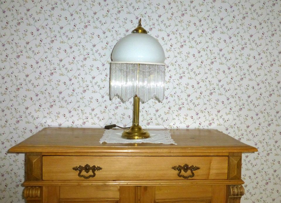 Lampe mit Messingfuß und Perlenvorhang in Meckenheim