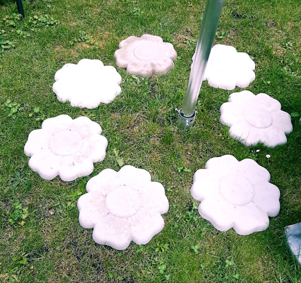 Beton Gehwegplatten " Blume" Gartendeko in Hohenleipisch