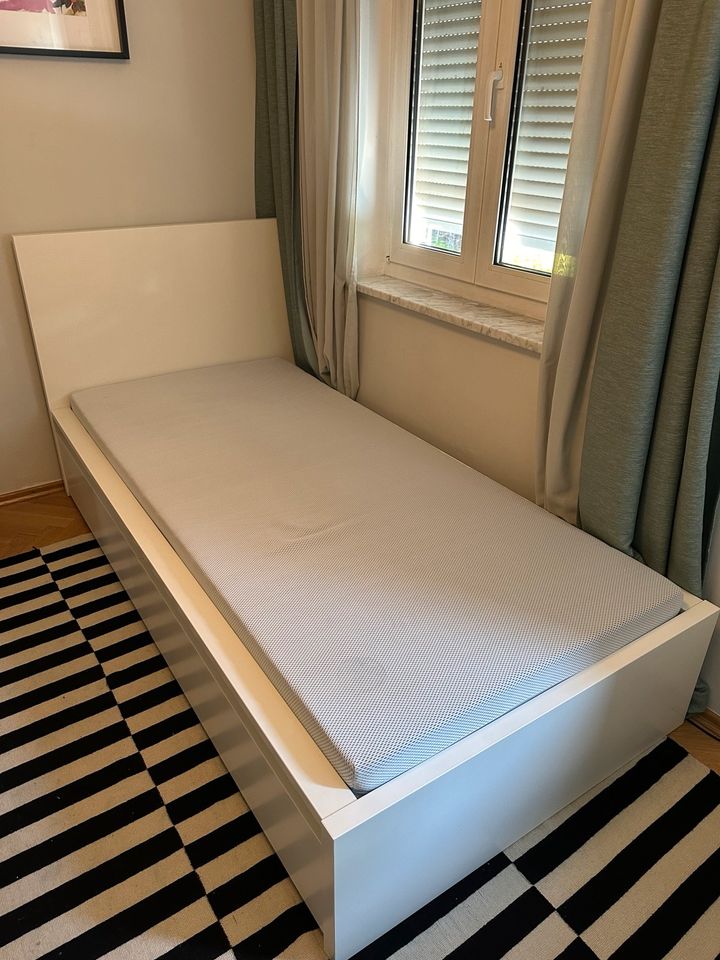Ikea Malm Bett 90x200 weiß wie neu mit Matratze und Schubladen in München