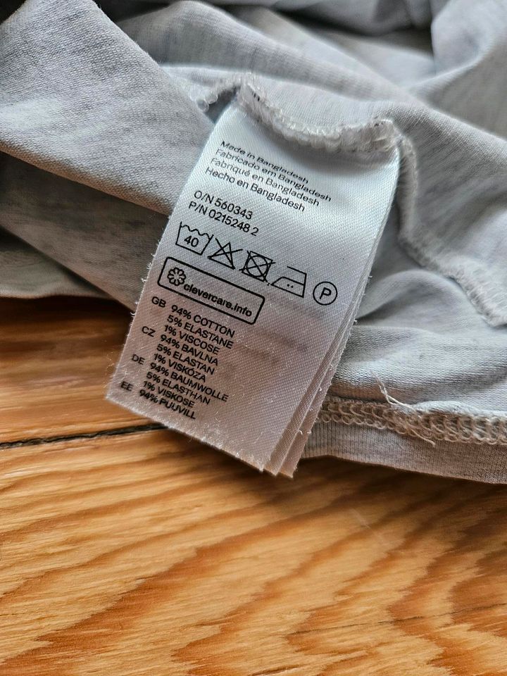 Graues Basic T-Shirt mit V-Auschnitt Größe XS in Kiel