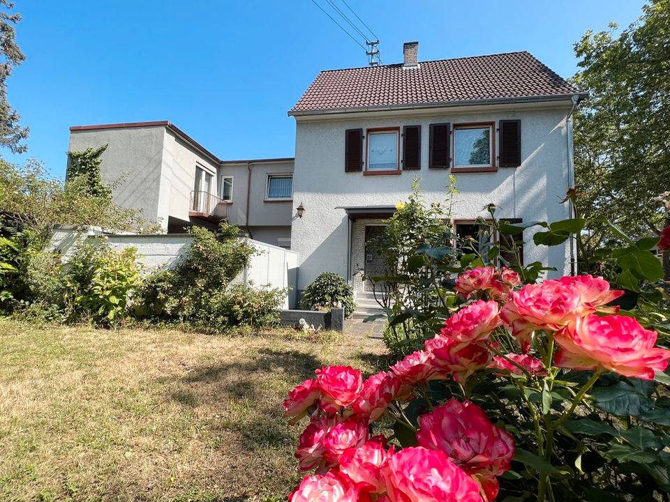 Geräumiges Einfamilienhaus mit großem Garten, Stellplätzen und Garage in Ludwigshafen