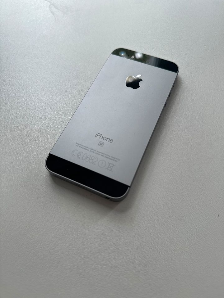 iPhone SE Space Gray 32GB in Köln