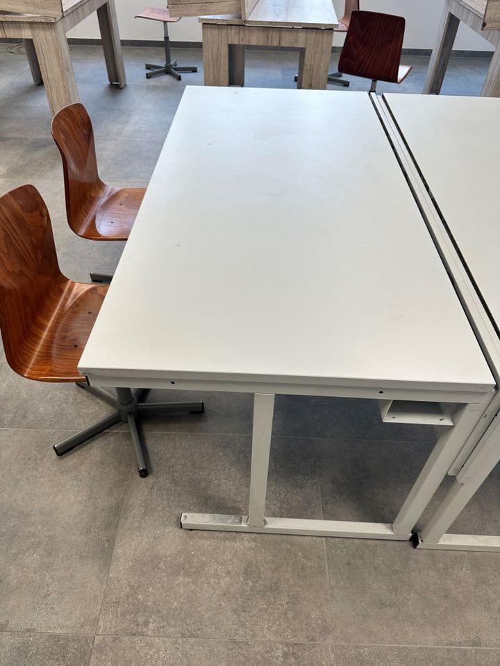 Pausenraum Aufenthaltsraum Tisch Stühle Schreibtisch Schule Bänke in Lünen