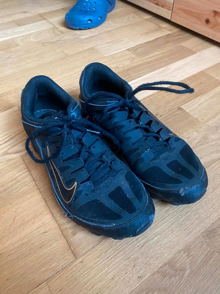 Schöne Nike Schuhe Größe 43 in Hennigsdorf