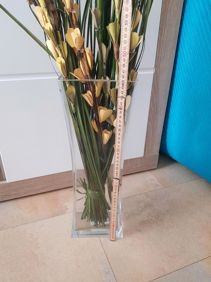 Vase groß mit Blumen in Berlin