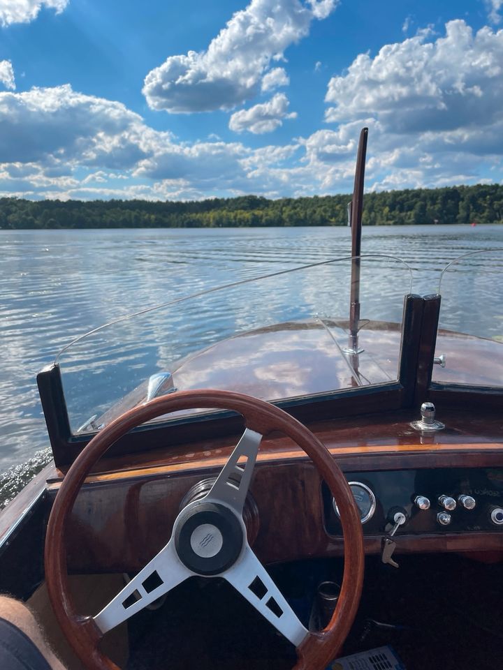 Motorboot Klassiker Holzboot DDR Boot in Berlin