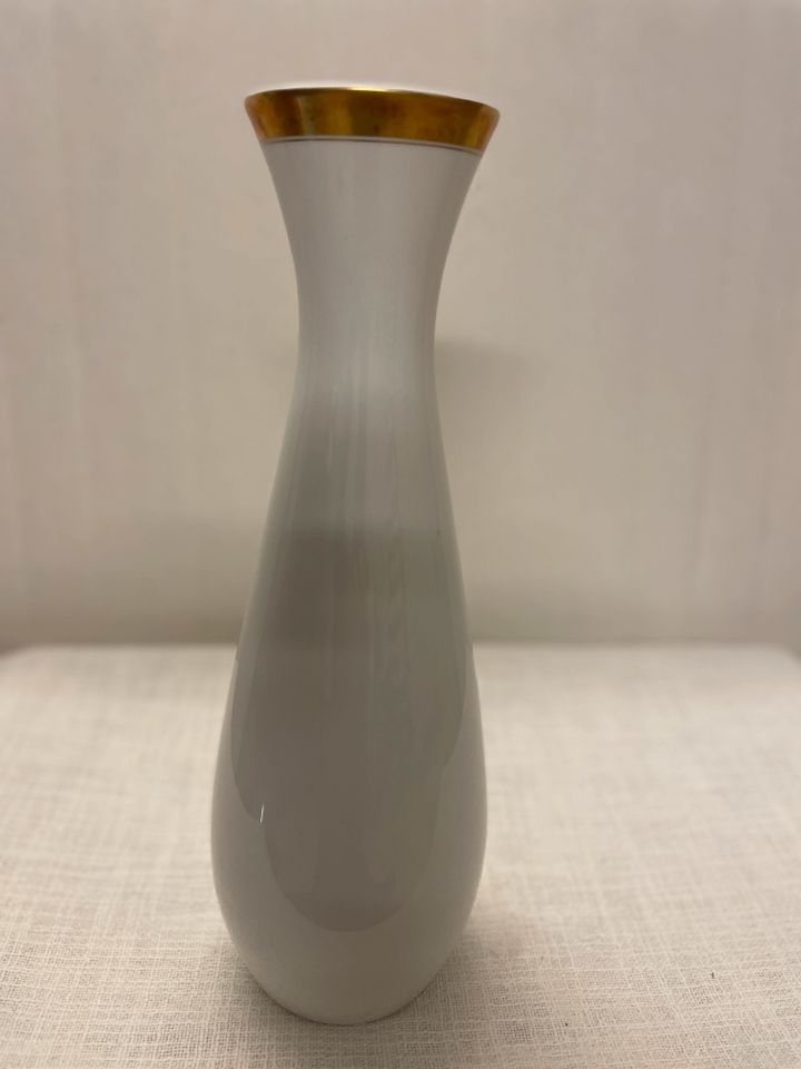 Elegante elfenbeinfarbene hohe Vase mit Goldrand Hutschenreuther in Hamburg