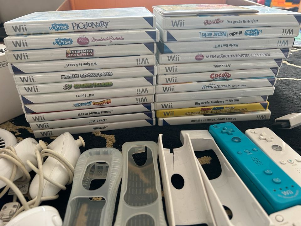 Nintendo Wii 2 Konsole mit 24 spiele in Essen